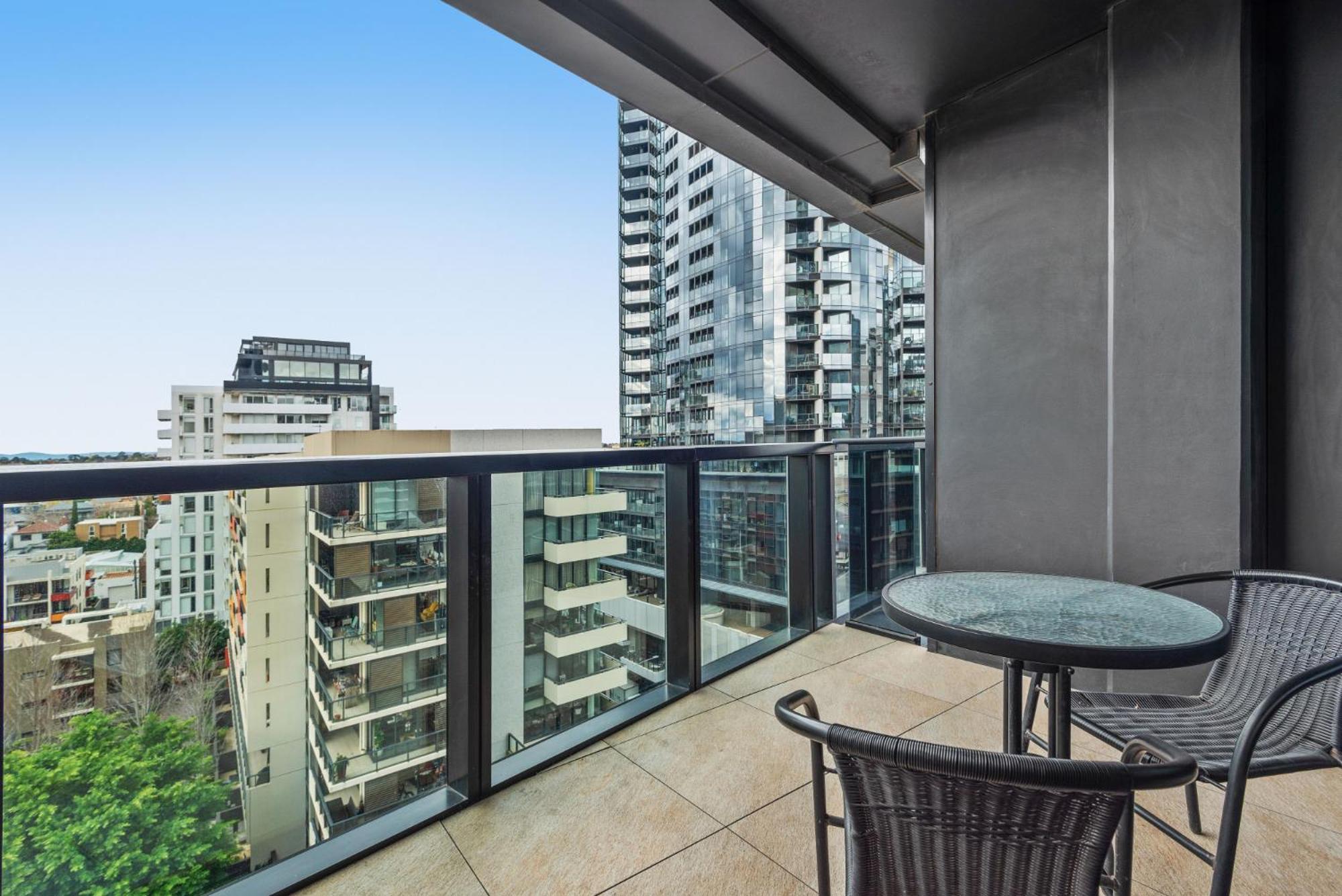 Bright Apartment With City Views In Trendy Locale Мельбурн Экстерьер фото